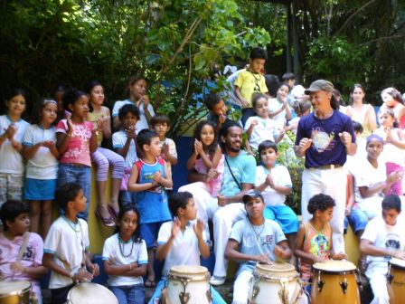 Mestre Cabello com as crianças da Escola Pluricultural Odé Kayodê 