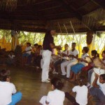 Mestre Cabello com as crianças da Escola Pluricultural Odé Kayodê
