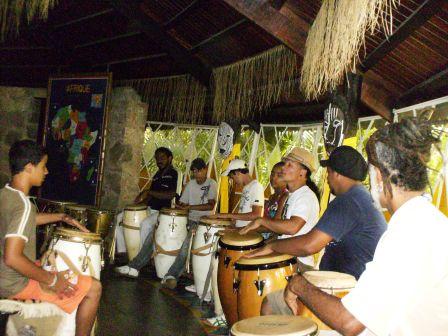 Oficina de percussão no Quilombo da Vila Esperança