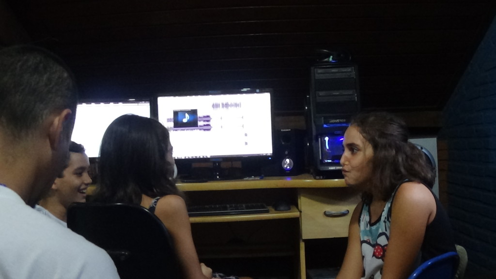 Maya, Kamilla e Cauã Silva pensaram, gravaram e editaram o programa desta semana.